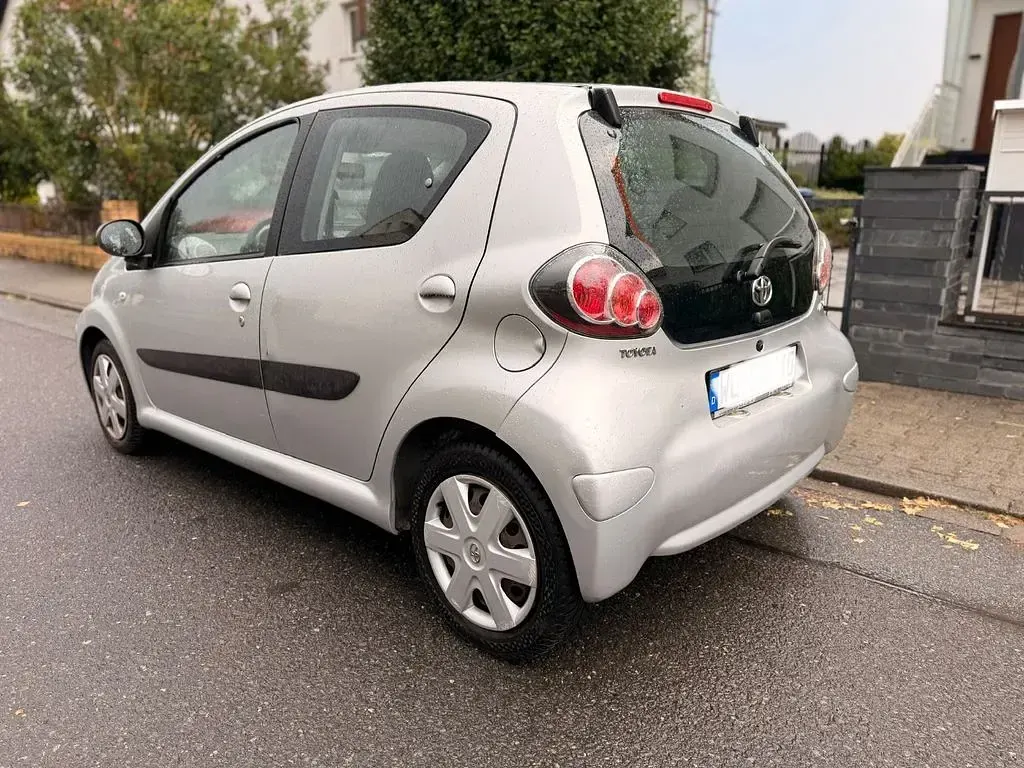 Gebraucht Toyota Aygo Basis 68 PS (50 kW) 2010 Silber Kleinwagen