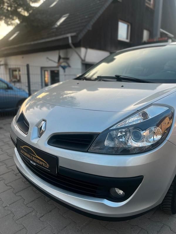 Gebraucht Renault Clio III 75 PS (55 kW) 2008 Silber Limousine