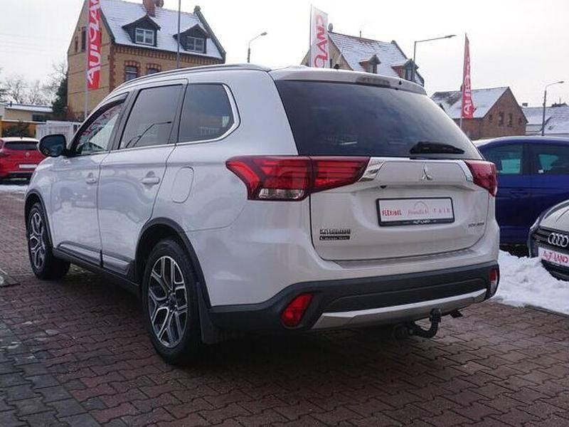 Gebraucht Mitsubishi Outlander 150 PS (110 kW) 2016 Weiß SUV