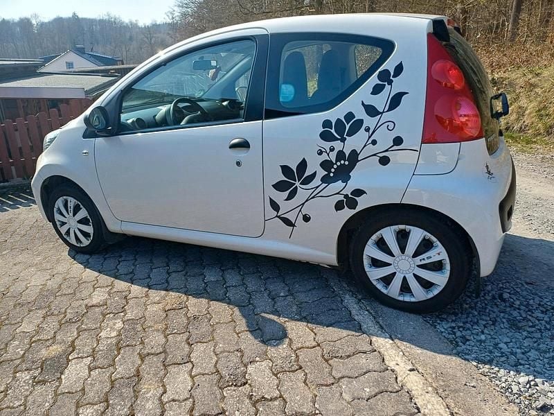 Gebraucht Peugeot 107 68 PS (50 kW) 2012 Weiß Kleinwagen