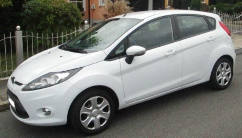 Gebraucht Ford Fiesta 60 PS (44 kW) 2012 Weiß Kleinwagen