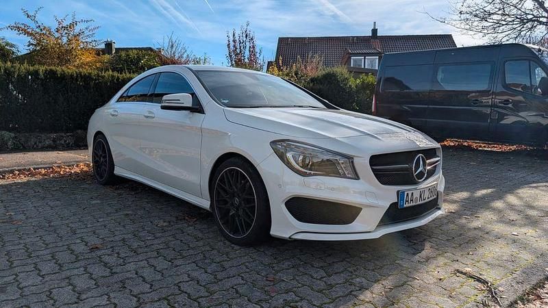 Weiß Gebraucht 2015 Mercedes CLA200 AMG line Limousine | 16.200 € (Guter Preis) - Bild 1/4