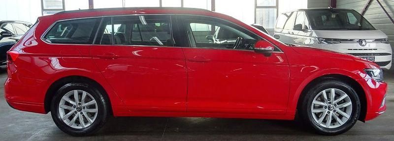 Gebraucht VW Passat 122 PS (89 kW) 2023 Rot Kombi