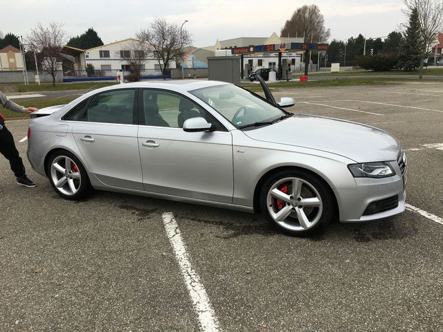 Silber metallic Gebraucht 2009 Audi A4 S-Line Limousine | 7.700 € - Bild 1/4