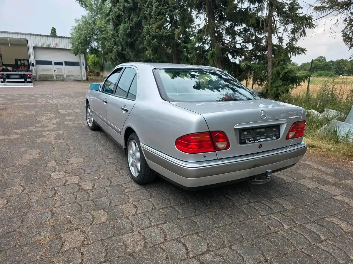 Gebraucht Mercedes E200 Elegance 136 PS (100 kW) 1998 Silber Limousine