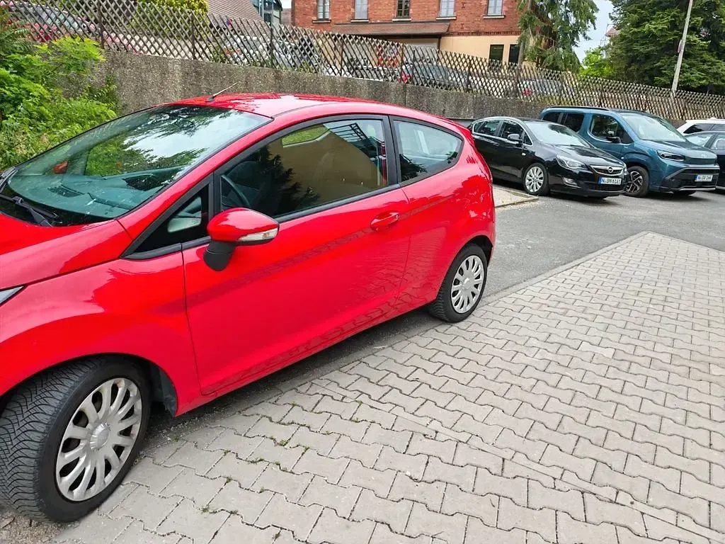 Gebraucht Ford Fiesta Ambiente 60 PS (44 kW) 2011 Rot Limousine