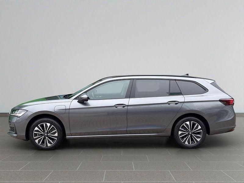 Neu Skoda Superb Selection 150 PS (110 kW) 2026 Grau Kombi