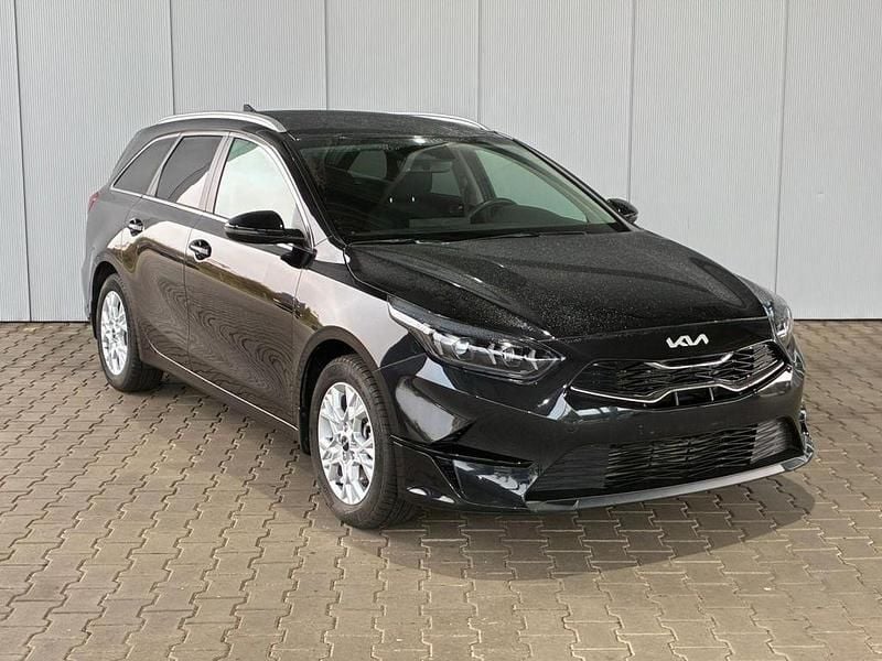 Gebraucht Kia Ceed 140 PS (102 kW) 2025 Black pearl (metallic) Kleinwagen