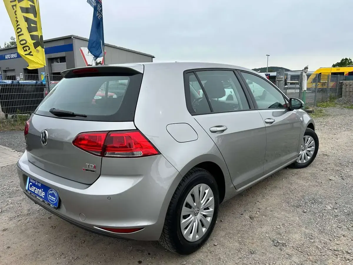 Gebraucht VW Golf VII Trendline 110 PS (80 kW) 2015 Tungsten silver metallic Limousine