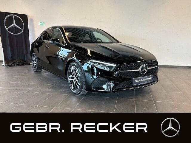 Unilack nachtschwarz Gebraucht 2024 Mercedes A200 Progressive Limousine | 31.850 € (Fairer Preis) - Bild 1/4