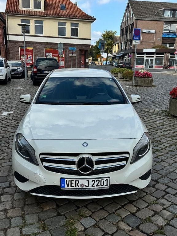 Weiß Gebraucht 2015 Mercedes A180 Style Limousine | 15.000 € (Fairer Preis) - Bild 1/4