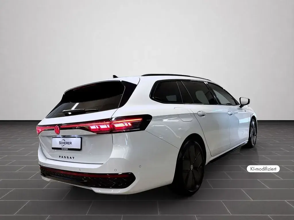 Gebraucht VW Passat R-line 150 PS (110 kW) 2025 Pure white Kombi