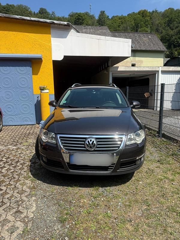 Braun Gebraucht 2005 VW Passat Kombi | 3.599 € (Teuer) - Bild 1/4