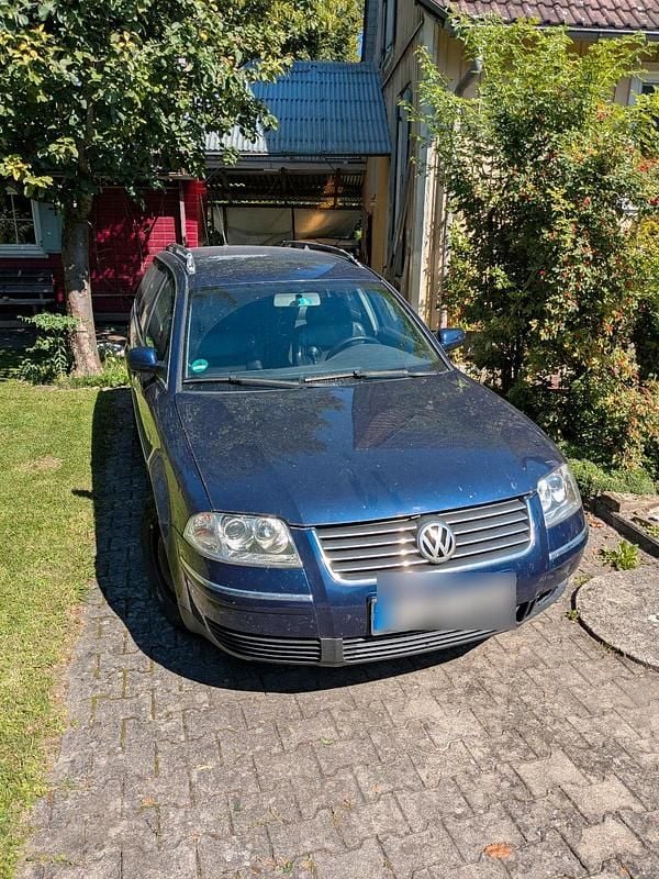 Blau Gebraucht 2002 VW Passat Kombi | 500 € (Superpreis) - Bild 1/4