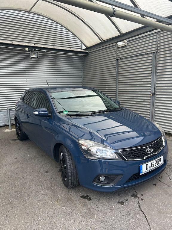 Second-hand Kia Ceed 116 CP (85 kW) 2013 Albastru Hatchback