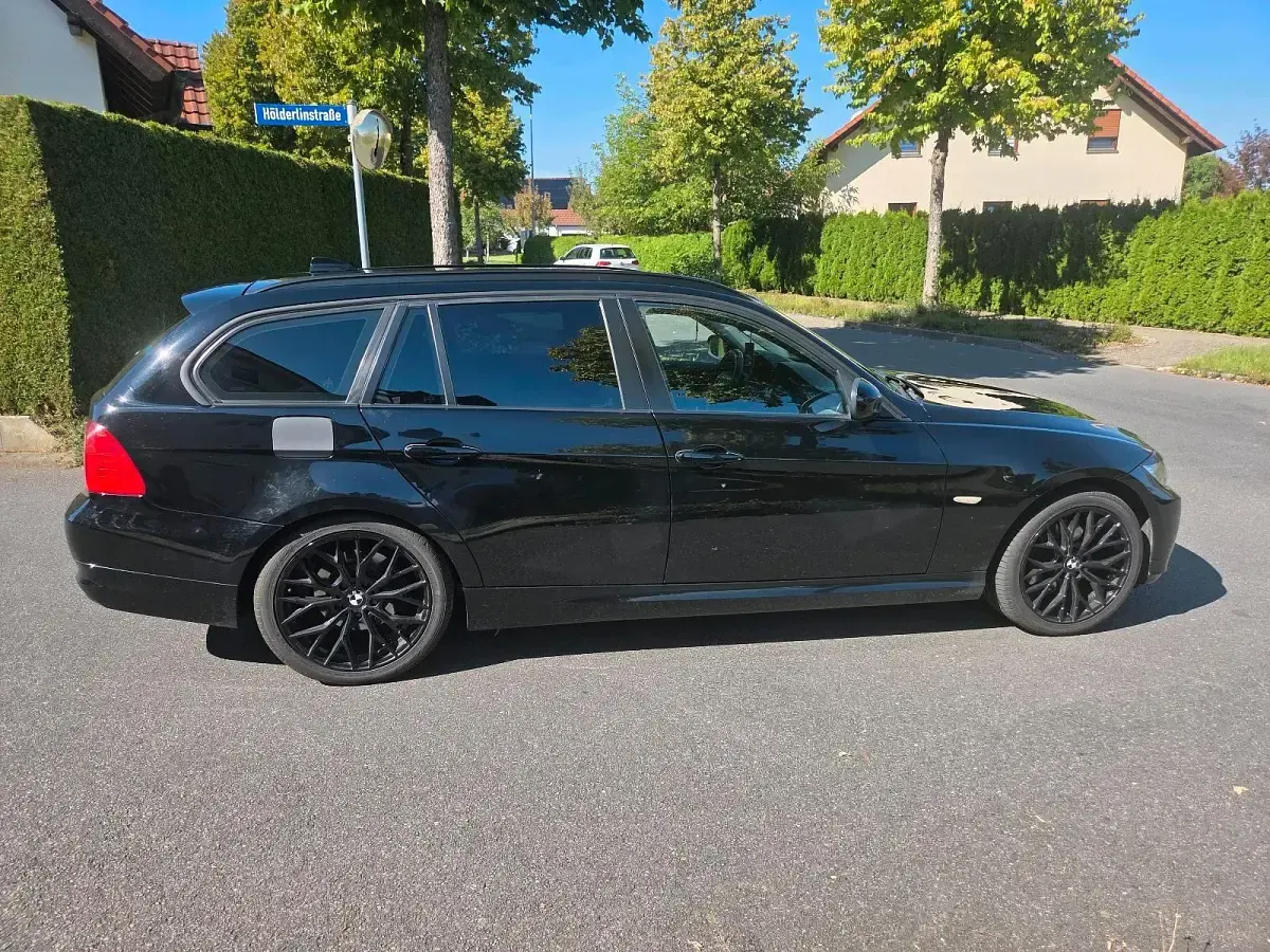 Gebraucht BMW 320 184 PS (135 kW) 2010 Schwarz Kombi