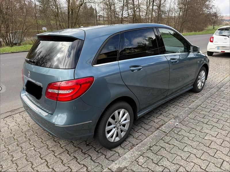 Gebraucht Mercedes B200 156 PS (114 kW) 2012 Blau Van / Kleinbus