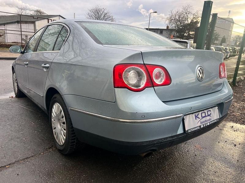 Gebraucht VW Passat Comfortline 116 PS (85 kW) 2005 Arcticbluesilver Limousine