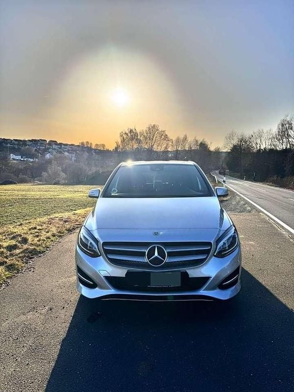 Gebraucht Mercedes B180 122 PS (89 kW) 2018 Silber Van / Kleinbus