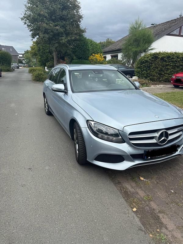 Silber Gebraucht 2017 Mercedes C220 Limousine | 12.700 € (Superpreis) - Bild 1/4