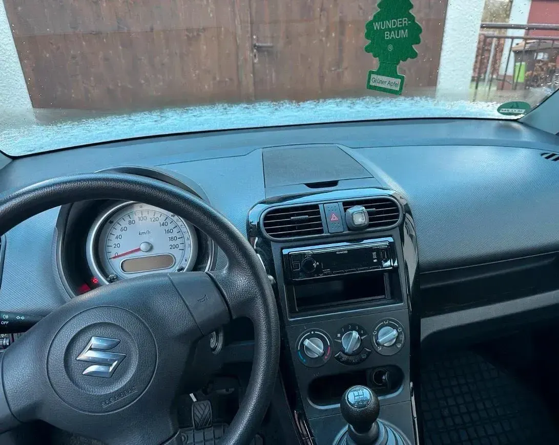 Gebraucht Suzuki Splash 68 PS (50 kW) 2011 Schwarz Kleinwagen