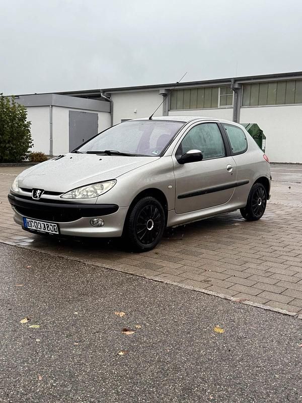 Grau Gebraucht 2004 Peugeot 206 Kleinwagen | 500 € (Fairer Preis) - Bild 1/4
