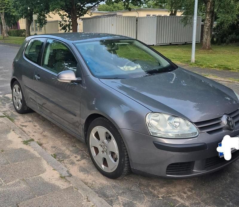 Grau Gebraucht 2004 VW Golf V Kleinwagen | 2.800 € - Bild 1/4