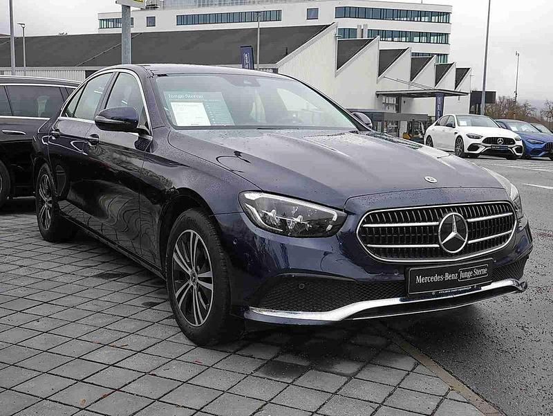 Gebraucht Mercedes E220 Avantgarde 200 PS (147 kW) 2022 Metalliclack nautikblau Limousine