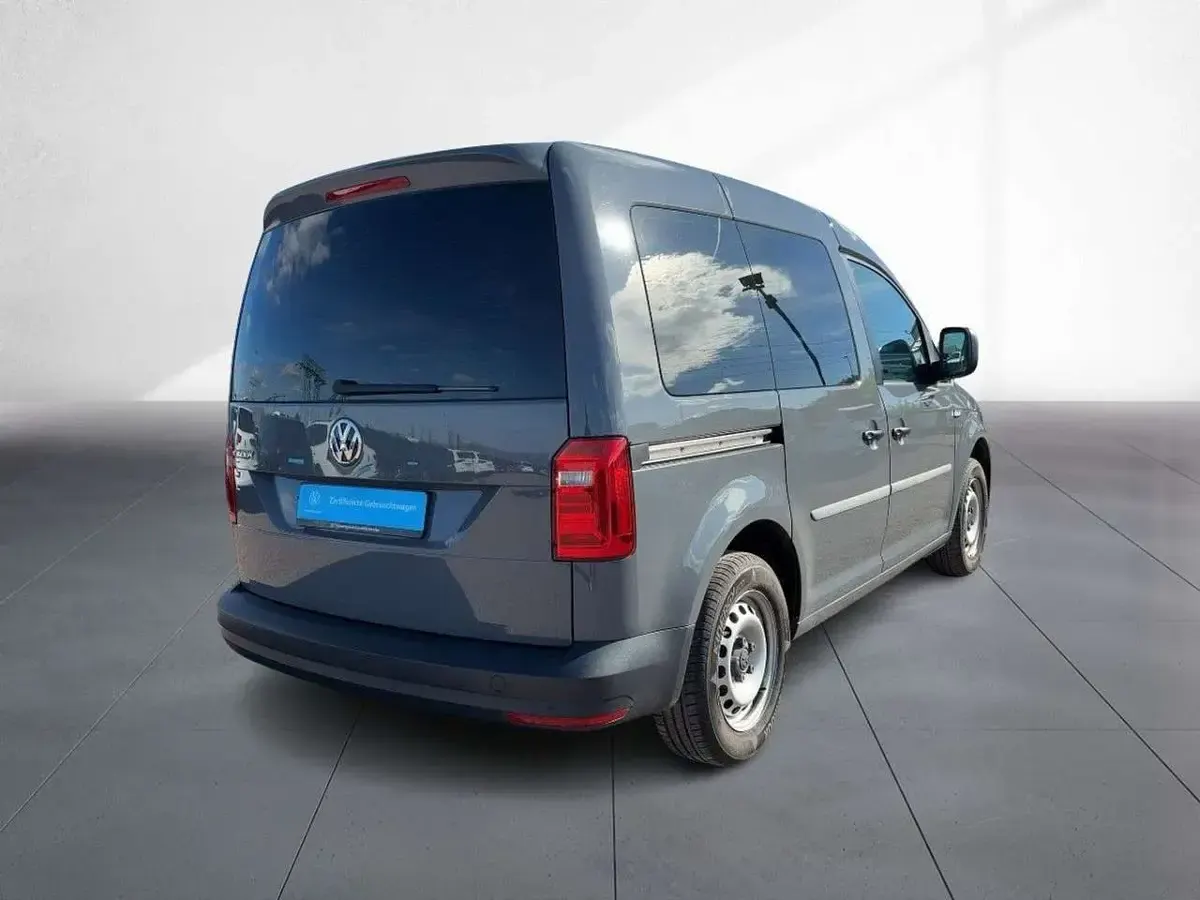 Używany VW Caddy 102 KM (75 kW) 2020 Szary Minivan
