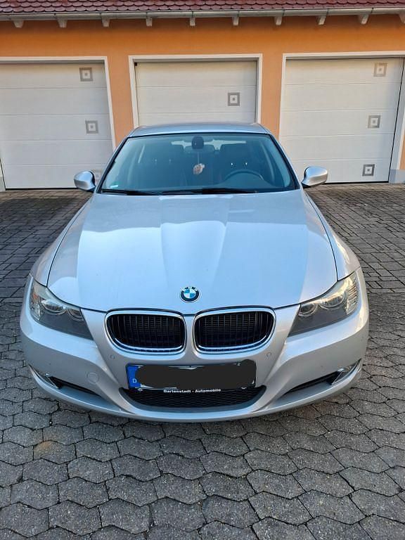 Gebraucht BMW 320 170 PS (125 kW) 2011 Silber Limousine