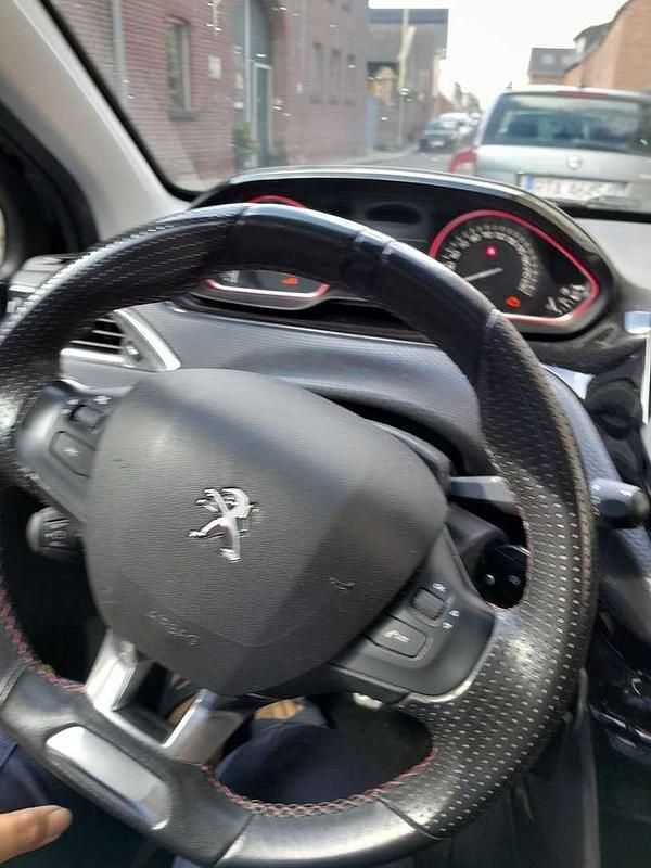 Schwarz Gebraucht 2018 Peugeot 2008 SUV | 9.000 € (Guter Preis) - Bild 1/4