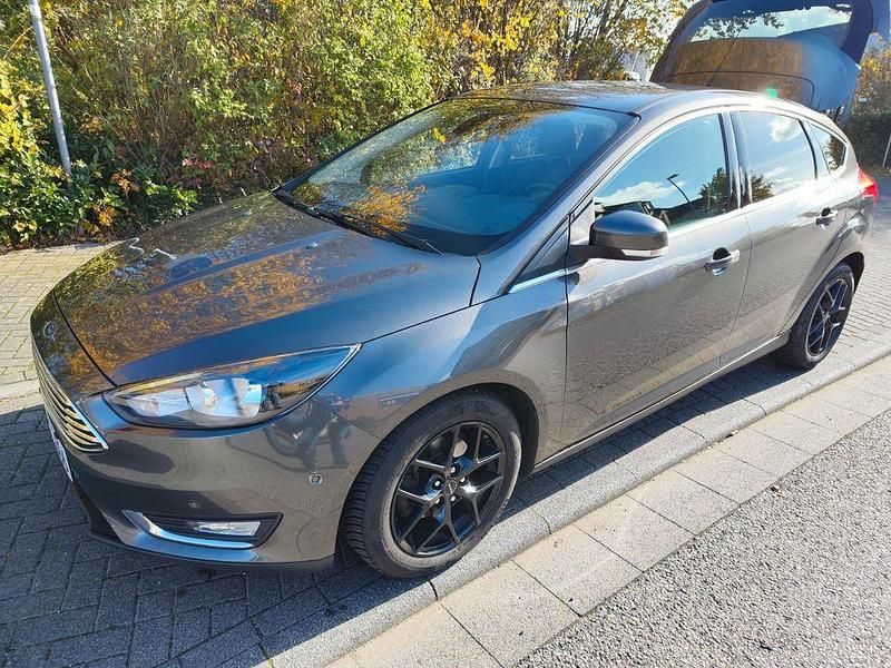 Grau Gebraucht 2015 Ford Focus Titanium Limousine | 6.250 € (Guter Preis) - Bild 1/4