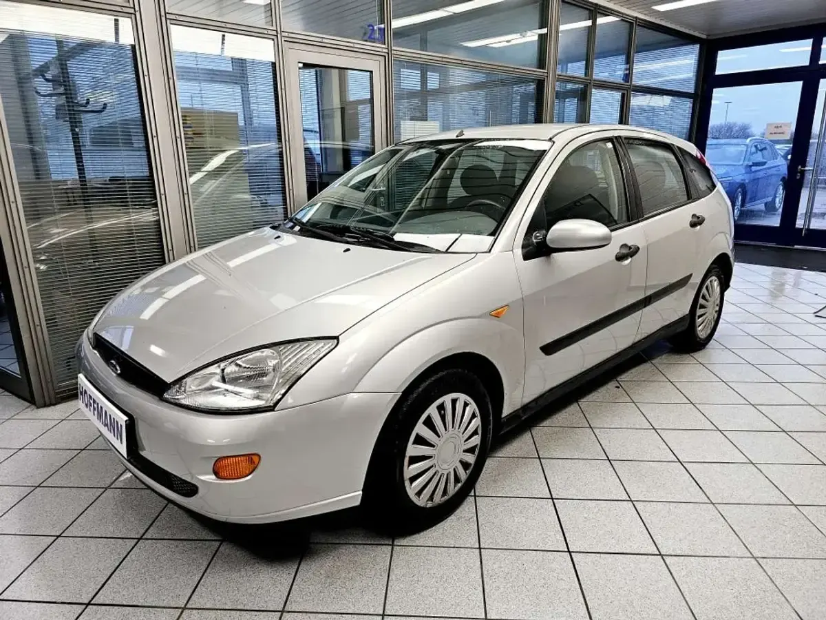 Gebraucht Ford Focus 101 PS (74 kW) 2000 Silbermet. Limousine