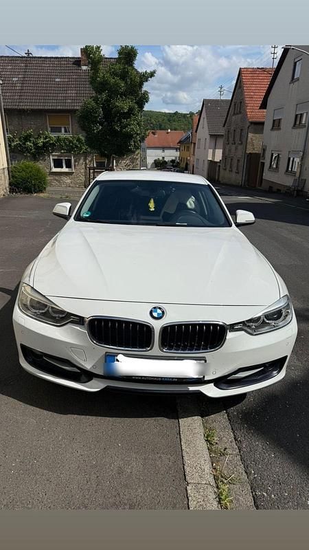 Weiß Gebraucht 2012 BMW 320 Sport Line Limousine | 16.500 € - Bild 1/4