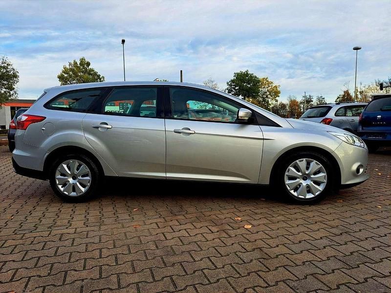 Gebraucht Ford Focus Trend 105 PS (77 kW) 2012 Silber Kombi