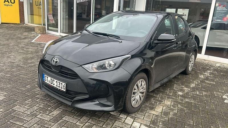 Schwarz Gebraucht 2022 Toyota Yaris Comfort Limousine | 13.850 € (Fairer Preis) - Bild 1/3