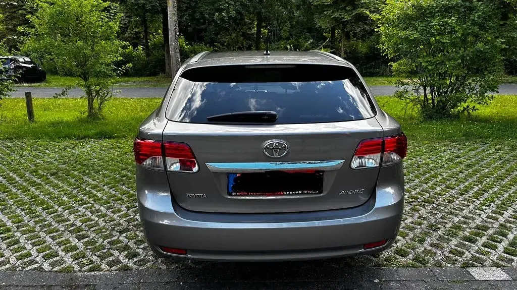 Gebraucht Toyota Avensis Edition 147 PS (108 kW) 2015 Braun Kombi