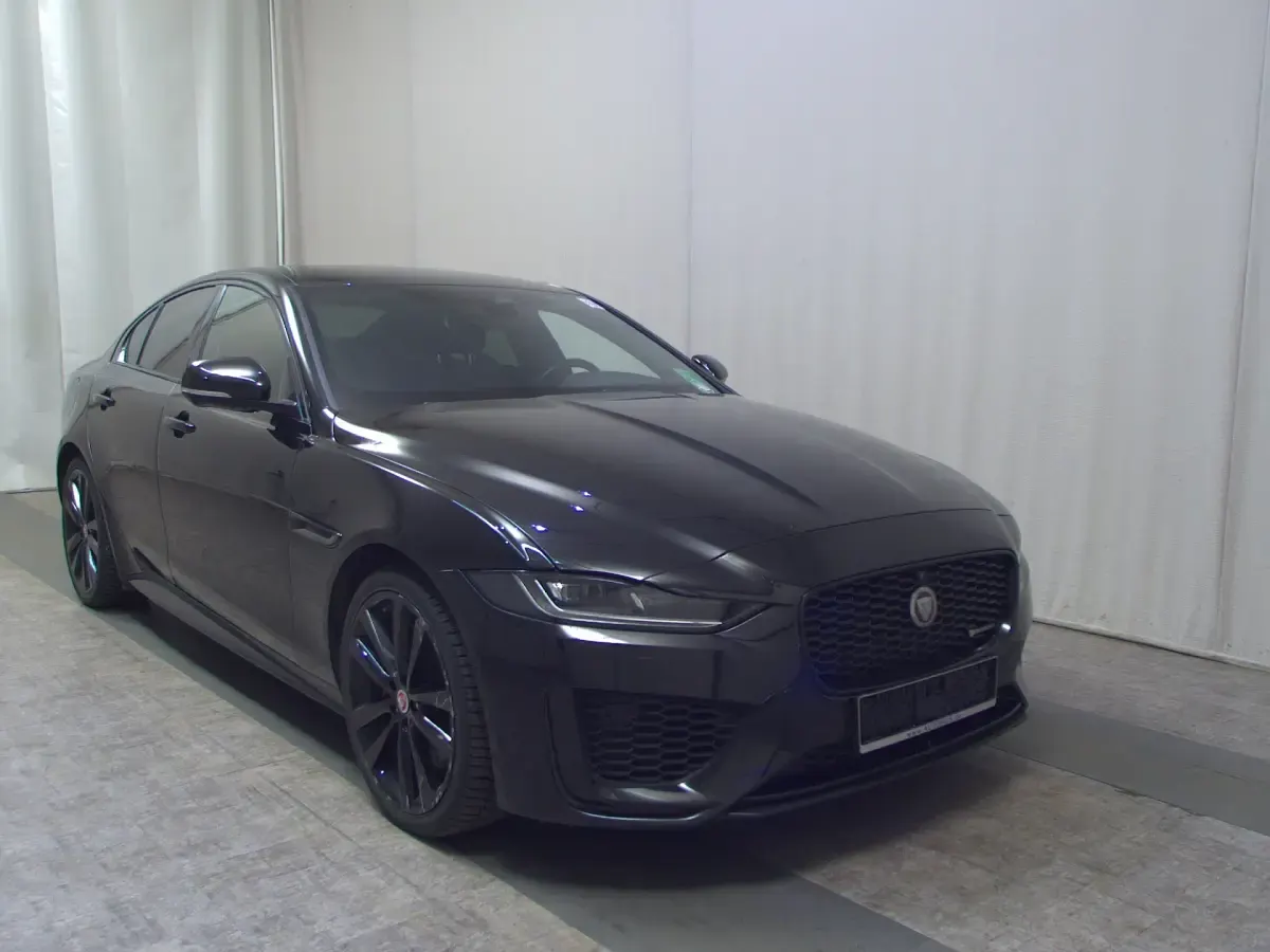 Gebraucht Jaguar XE R-Dynamic 250 PS (183 kW) 2022 Santorini black Limousine