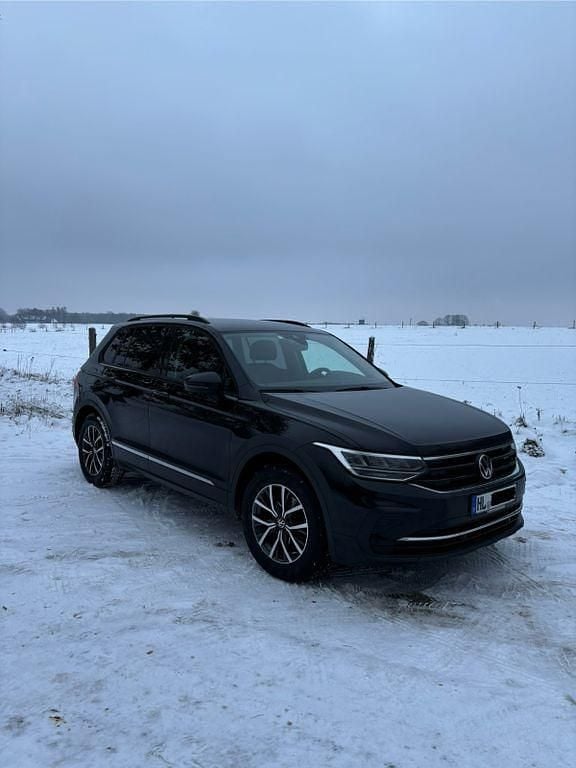 Schwarz Gebraucht 2023 VW Tiguan Life SUV | 26.600 € (Fairer Preis) - Bild 1/4