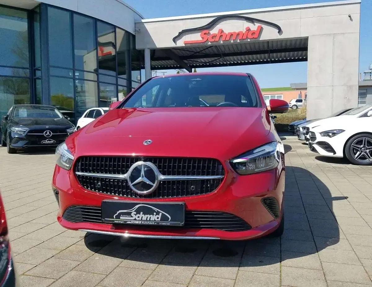 Gebraucht Mercedes E250 163 PS (119 kW) 2023 Manufaktur patagonienrot ... Limousine