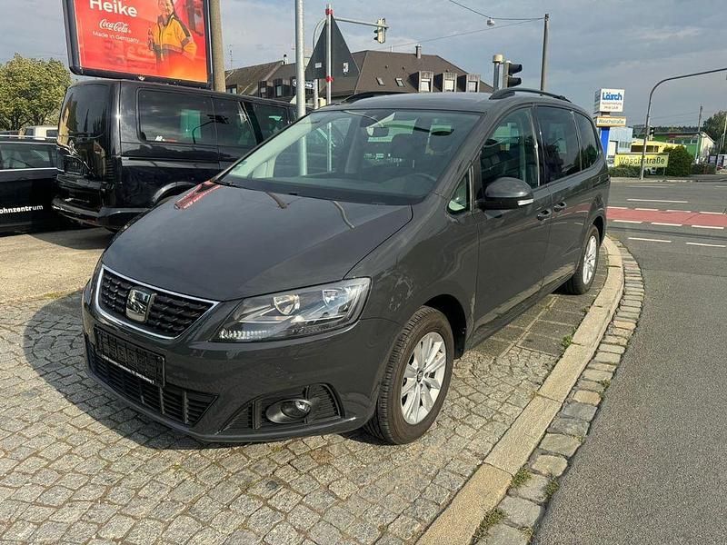 Grau Gebraucht 2020 Seat Alhambra Style Van / Kleinbus | 14.999 € - Bild 1/4