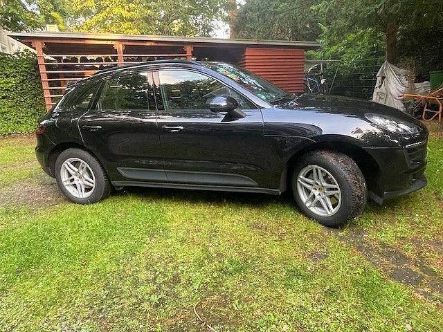 Schwarz Gebraucht 2018 Porsche Macan SUV | 30.900 € (Superpreis) - Bild 1/4