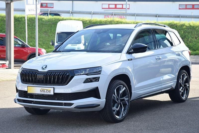 Weiß Neu 2025 Skoda Karoq SportLine SUV | 39.890 € (Guter Preis) - Bild 1/4