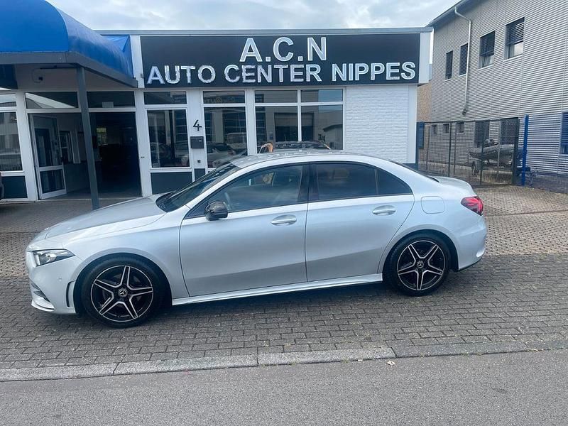 Silber Gebraucht 2020 Mercedes A180 AMG Limousine | 23.900 € (Fairer Preis) - Bild 1/4
