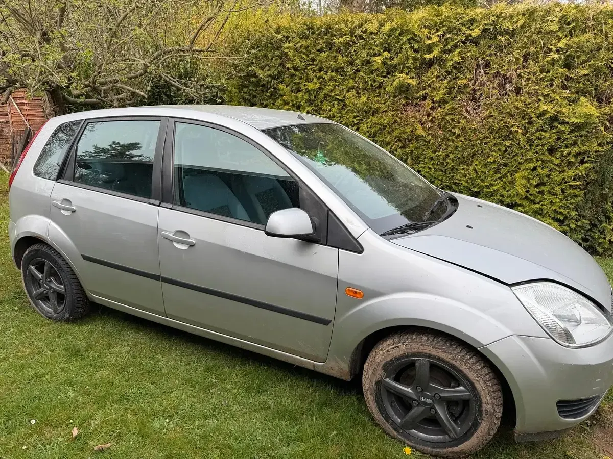 Gebraucht Ford Fiesta 69 PS (50 kW) 2005 Silber Kleinwagen