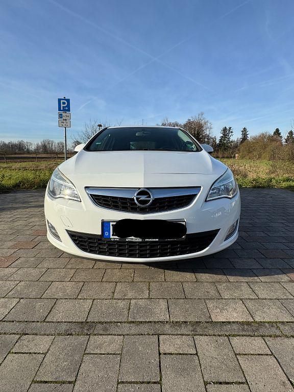 Gebraucht Opel Astra 140 PS (102 kW) 2012 Weiß Limousine