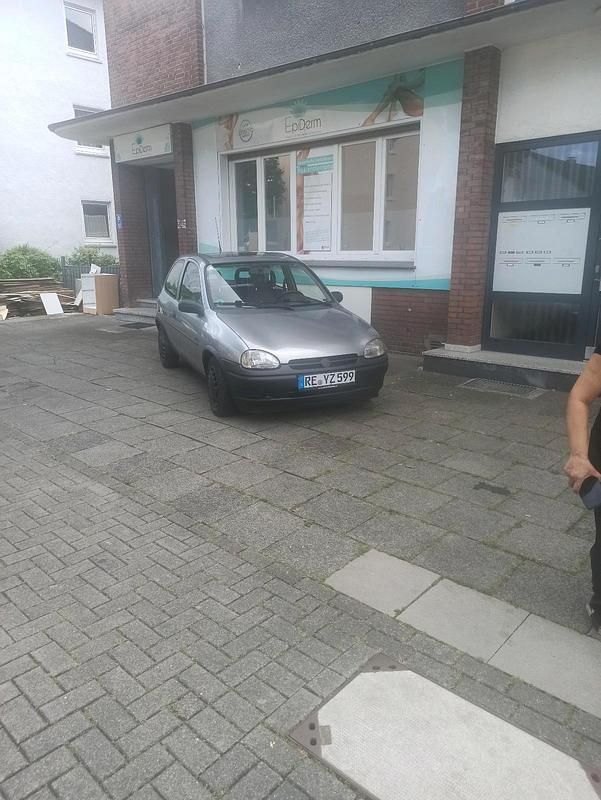 Grau Gebraucht 1994 Opel Corsa Kleinwagen | 800 € - Bild 1/4