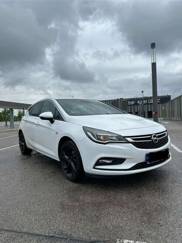 Weiß Gebraucht 2018 Opel Astra Dynamic Kleinwagen | 12.500 € (Guter Preis) - Bild 1/4