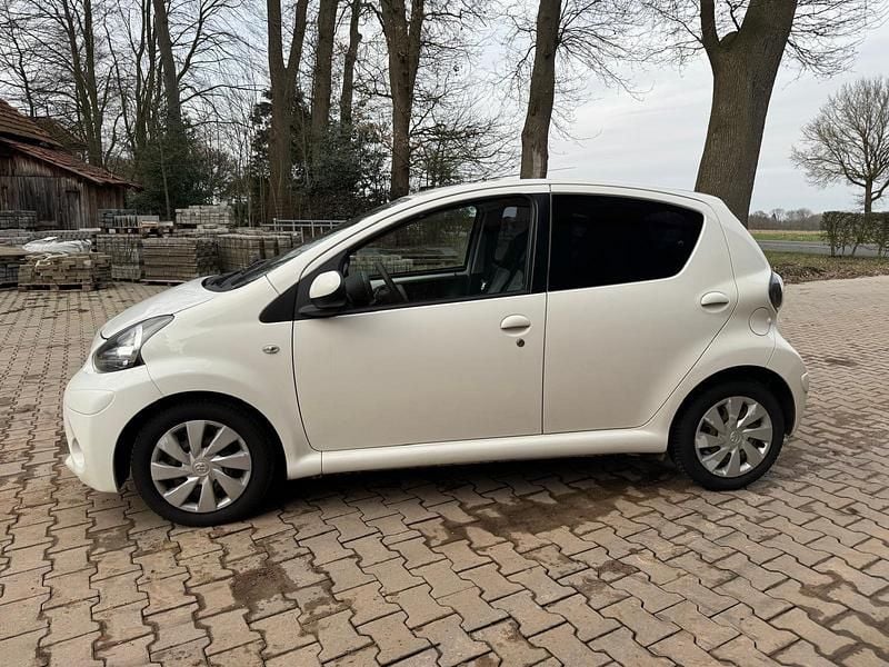 Gebraucht Toyota Aygo 69 PS (50 kW) 2014 Weiß Kleinwagen
