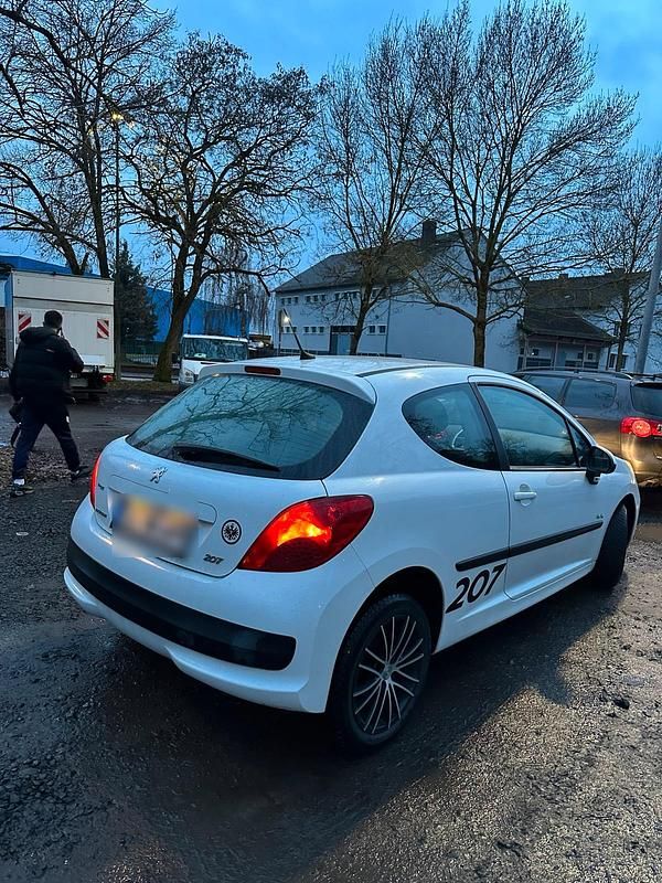 Gebraucht Peugeot 207 75 PS (55 kW) 2008 Weiß Limousine